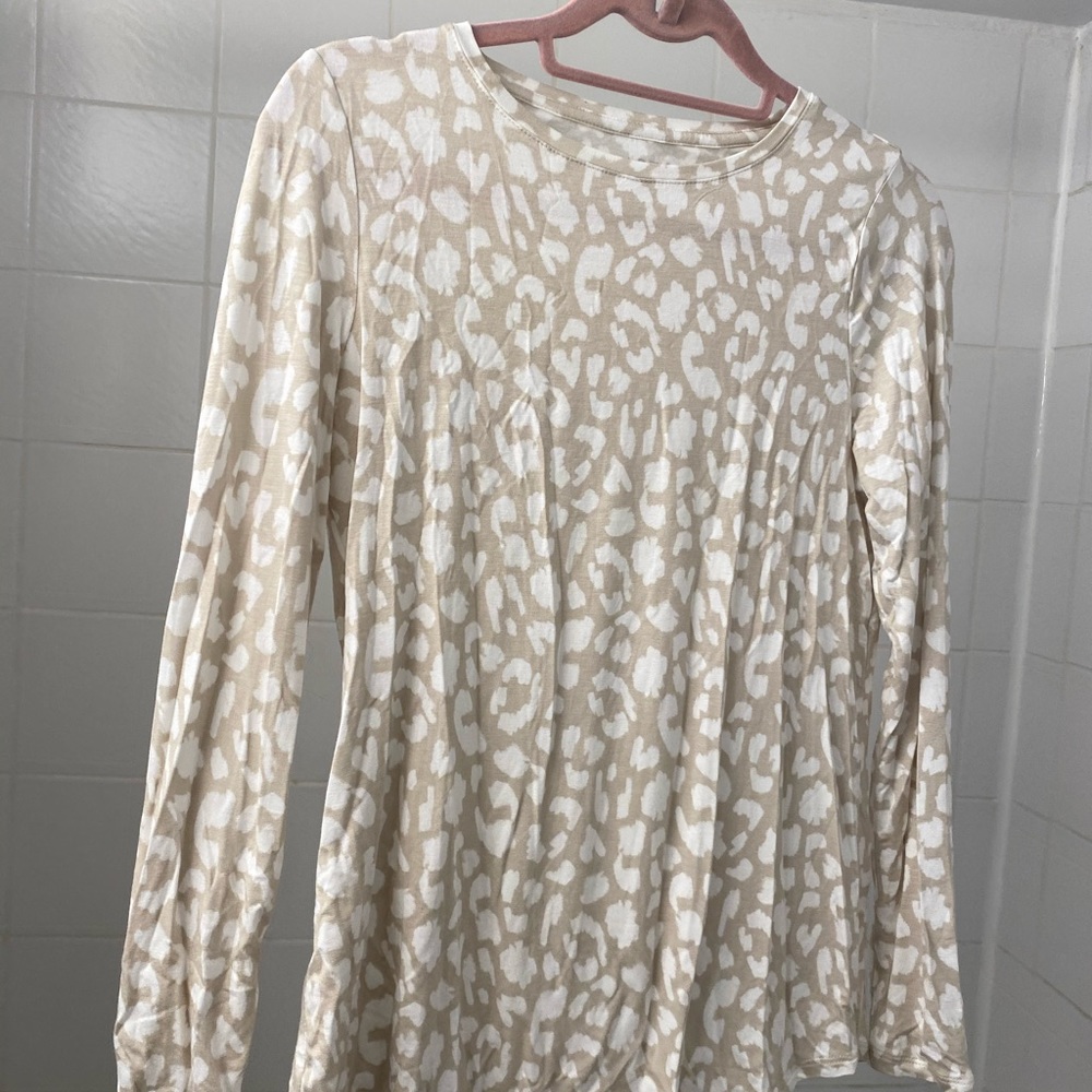 🔵Beige and white long-sleeve cheetah print top